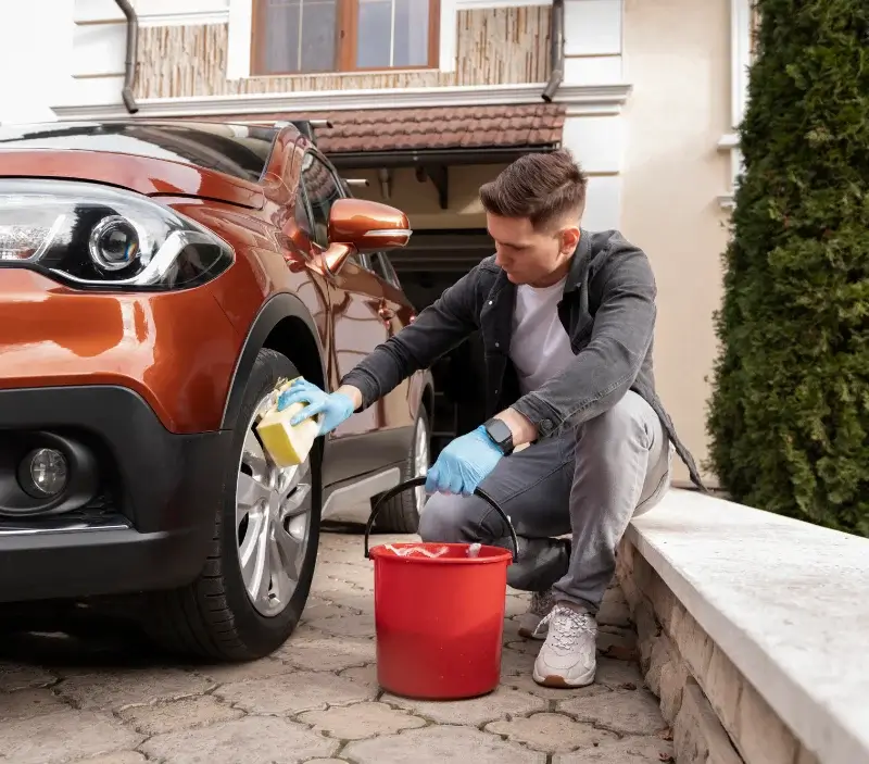Lavage auto à domicile Saint-Martin-d'Oydes : professionnel intervenant sur un véhicule